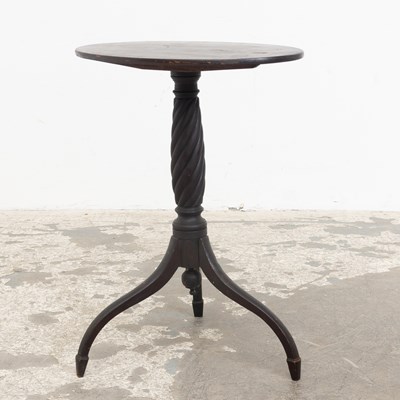 Lot 16 - Oval-Shaped Federal Style Mahogany Tilt-Top Candle Stand