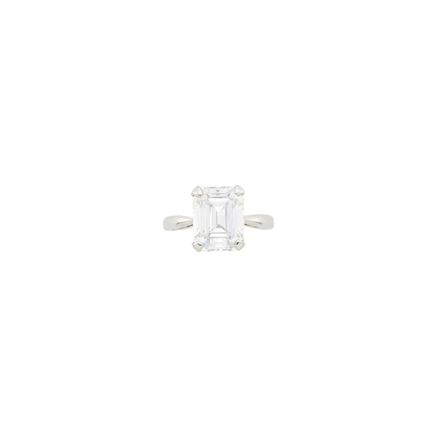 Lot 271 - White Gold and Diamond Ring