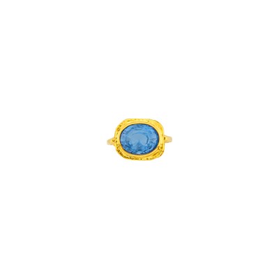 Lot 133 - Gold and Sapphire Ring
