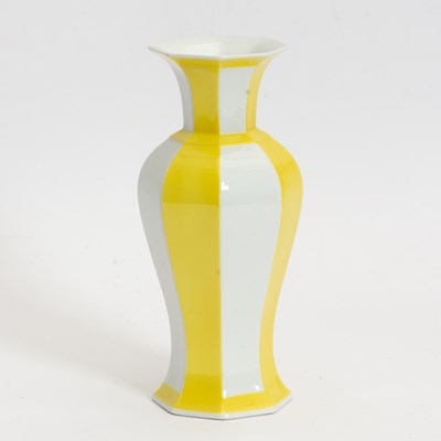Lot 328 - Vista Alegre for Mottahedeh Vase