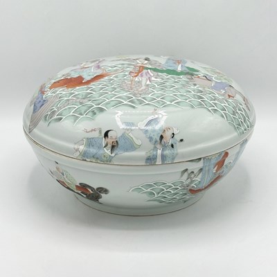 Lot 1097 - Chinese Porcelain Circular Covered Box