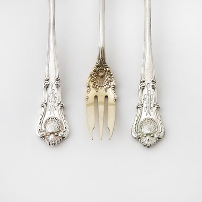 Lot 226 - Durgin Sterling Silver "New Queen's" Pattern Flatware Service