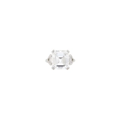 Lot 285 - Platinum and Diamond Ring