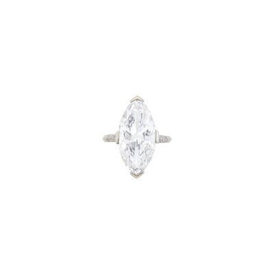 Lot 304 - Platinum and Diamond Ring