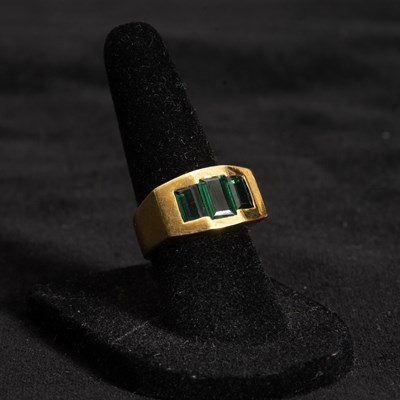 Lot 168 - Gold and Green Tourmaline Ring
