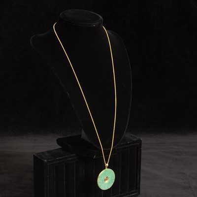 Lot 292 - Gold and Jade Pendant with Chain Necklace