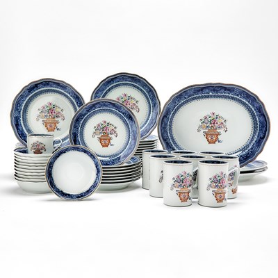 Lot 374 - Mottahedeh Porcelain "Winterthur Mandarin Bouquet" Dinner Service