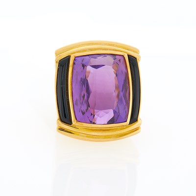 Lot 2340 - Gold, Amethyst and Black Onyx Ring