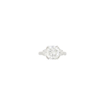 Lot 172 - Platinum and Diamond Ring