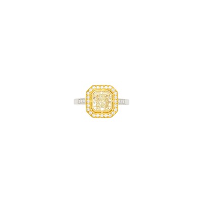 Lot 1030 - Platinum, Gold and Diamond Ring