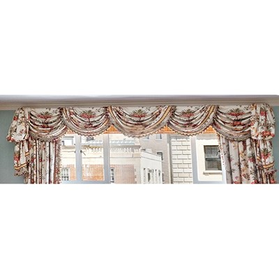 Lot 419 - Set of Curtains and a Valence