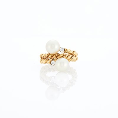 Lot 1042 - Twist-Wire Gold, Cultured Pearl and Diamond Crossover Ring