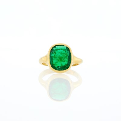 Lot 2084 - Gold and Emerald Ring