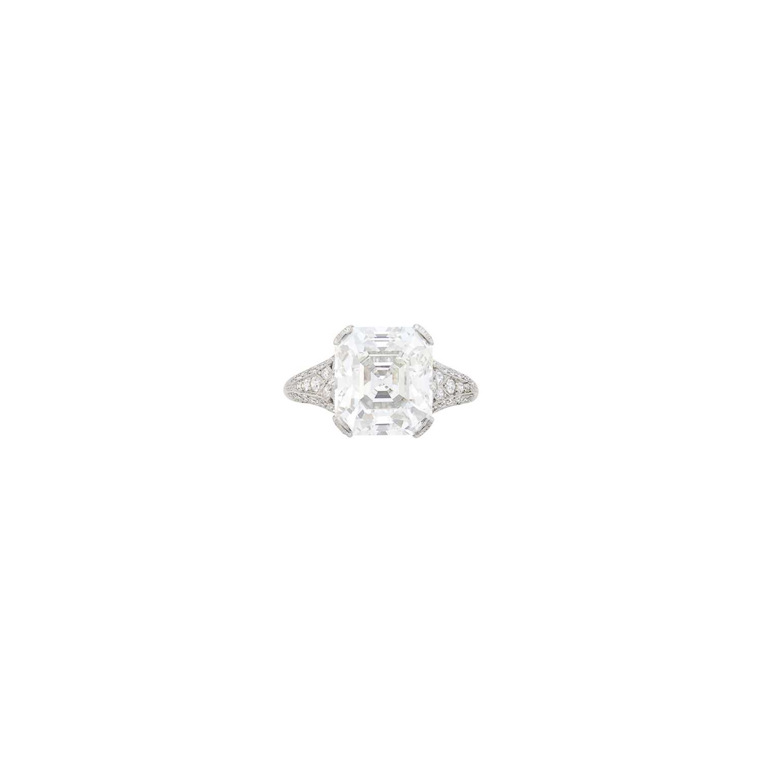 Lot 210 - Platinum and Diamond Ring