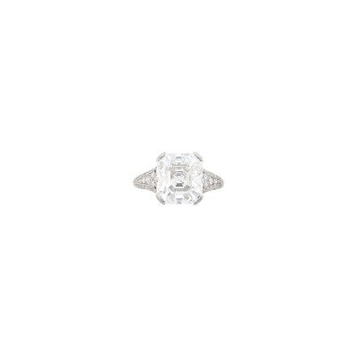 Lot 210 - Platinum and Diamond Ring