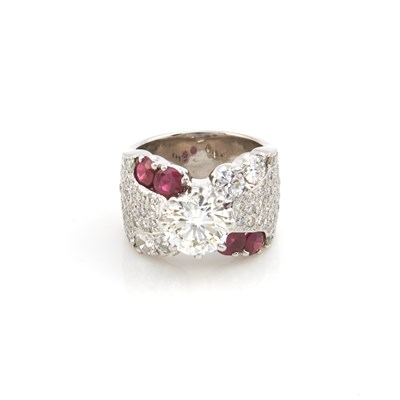 Lot 60 - Diamond and Stone Ring, 125 diamonds, center stone about 4.40 cts., 124 stones about 3.25 cts., Platinum 34 dwt. all, stones damaged