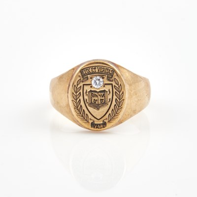 Lot 135 - Diamond Ring, 10K 7 dwt.