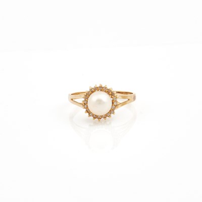 Lot 183 - Diamond and Bead Ring, 14K 1 dwt. all