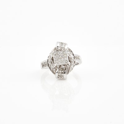 Lot 461 - Diamond Ring, 32 diamonds about 0.65 ct., 14K 4 dwt.