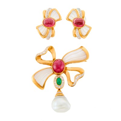 Lot 1066 - Gold, Carved Mother-of-Pearl, Cabochon Pink Tourmaline and Emerald, Baroque Pearl and Diamond Bow Brooch and Pair of Earrings