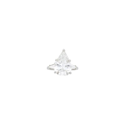 Lot 301 - Harry Winston Platinum and Diamond Ring