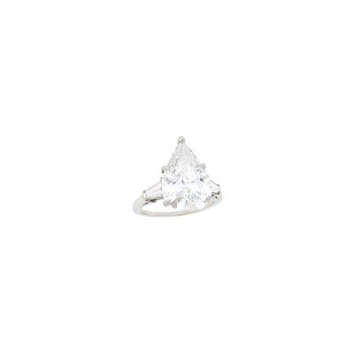 Lot 301 - Harry Winston Platinum and Diamond Ring