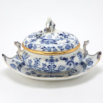 Lot 269 - Meissen Onion (Zwiebelmuster) Pattern Porcelain Tureen with Cover and Stand