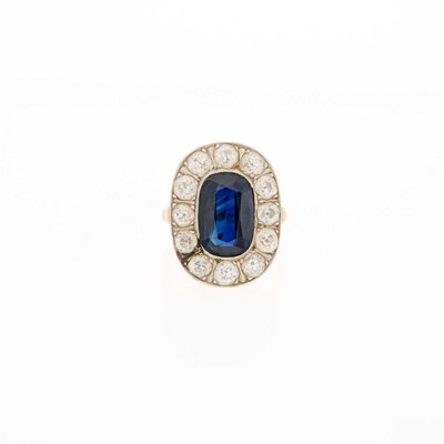 Lot 1046 - Antique Gold, Platinum, Sapphire and Diamond Ring