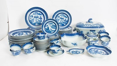 Lot 86 - Mottahedeh Vista Allegre Dinnerware Pieces