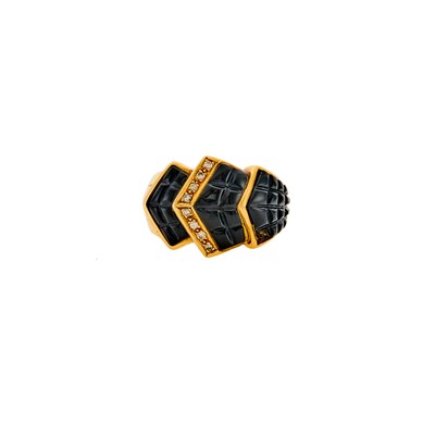 Lot 1033 - Winc Gold, Black Onyx and Diamond Ring