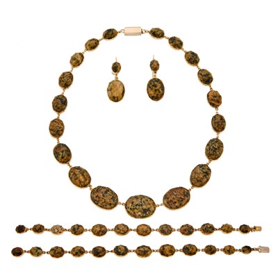 Lot 1113 - Gold and Hardstone Suite