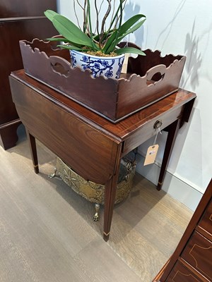 Lot 100 - Attributed to Charleston: Federal String Inlaid Mahogany String Pembroke Table