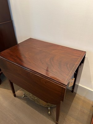 Lot 100 - Attributed to Charleston: Federal String Inlaid Mahogany String Pembroke Table