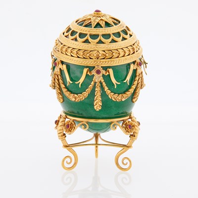 Lot 369 - Gold Mounted Hardstone Egg