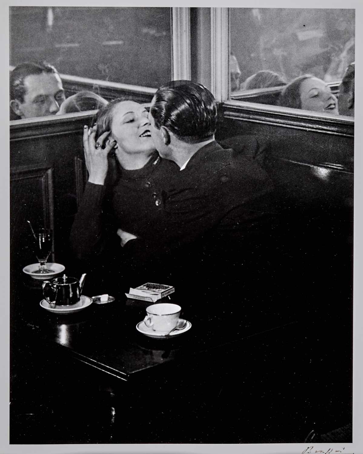 Lot 15 - Brassai, Couple d'amoureux dans un petit café, quartier Italie, 1932