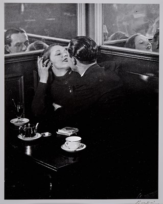 Lot 15 - Brassai, Couple d'amoureux dans un petit café, quartier Italie, 1932