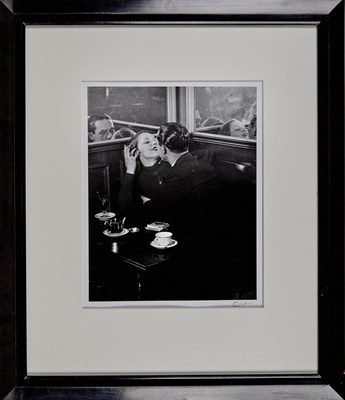 Lot 15 - Brassai, Couple d'amoureux dans un petit café, quartier Italie, 1932