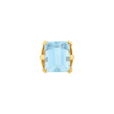 Lot 12 - Gold and Aquamarine Ring