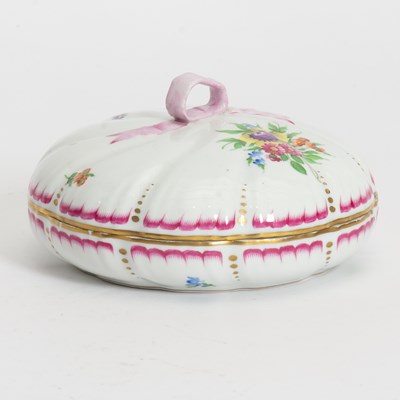 Lot 46 - Herend "Bouquet" Porcelain Round Box