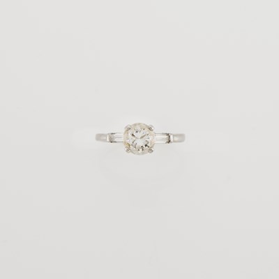Lot 2011 - Platinum and Diamond Ring