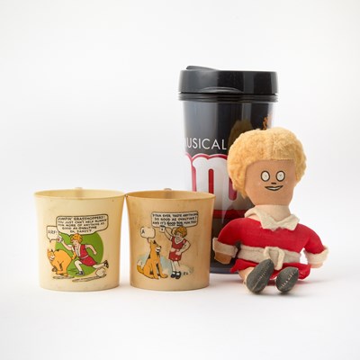 Lot 38 - A collection of Annie memorabilia