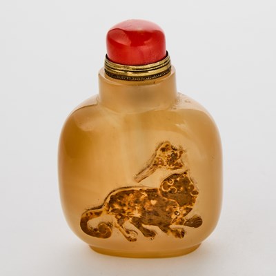 Lot 8 - A Chinese Carved Agate Snuff Bottle
