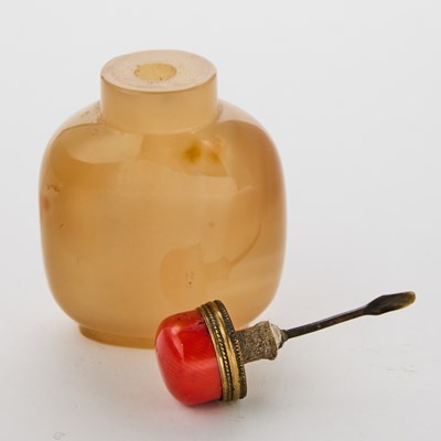 Lot 8 - A Chinese Carved Agate Snuff Bottle