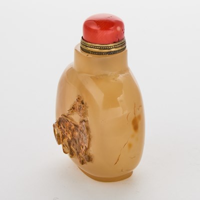 Lot 8 - A Chinese Carved Agate Snuff Bottle