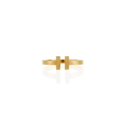 Lot 1008 - Tiffany & Co. Gold 'T' Ring