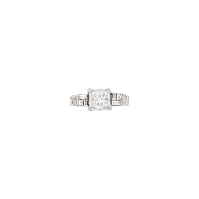Lot 160 - Platinum and Diamond Ring