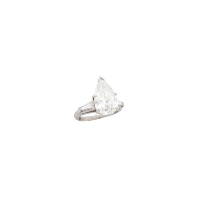 Lot 73 - Platinum and Diamond Ring