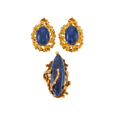 Lot 1255 - Gold and Cabochon Sodalite Ring and Pair of Earclips