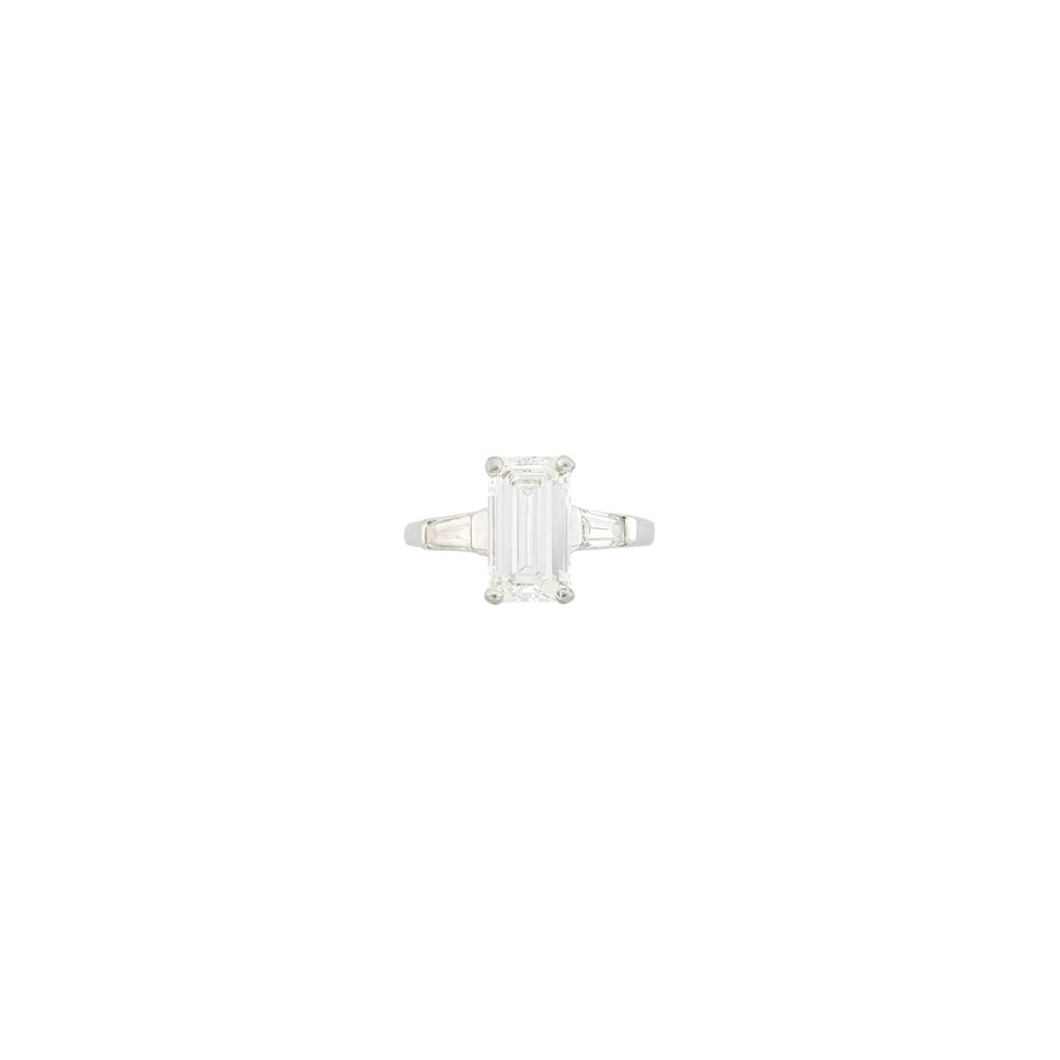 Lot 106 - Platinum and Diamond Ring