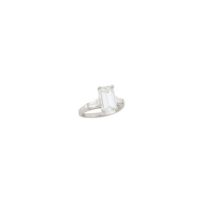 Lot 106 - Platinum and Diamond Ring